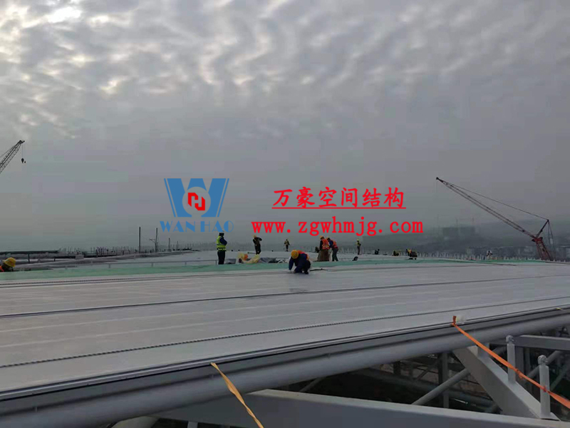 重慶龍興足球場ETFE屋面膜結(jié)構(gòu)工程屋面鋼結(jié)構(gòu)完成，膜結(jié)構(gòu)安裝中