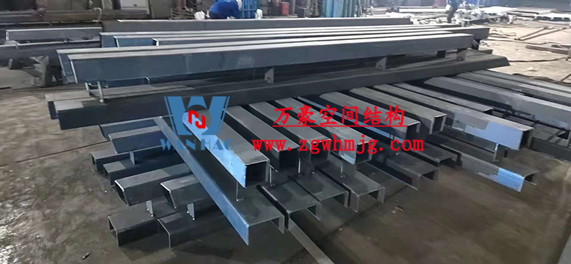 重慶龍興足球場ETFE屋面膜結(jié)構(gòu)工程屋面鋼結(jié)構(gòu)完成，膜結(jié)構(gòu)安裝中