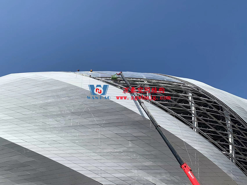 兩江新區(qū)加快建設(shè)龍興足球場（標準不降、工期不延、確保年底建成）