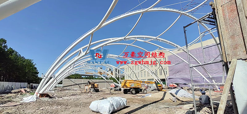 寧波諾丁漢大學(xué)室外運動場地改擴(kuò)建項目膜結(jié)構(gòu)工程鋼結(jié)構(gòu)已完成