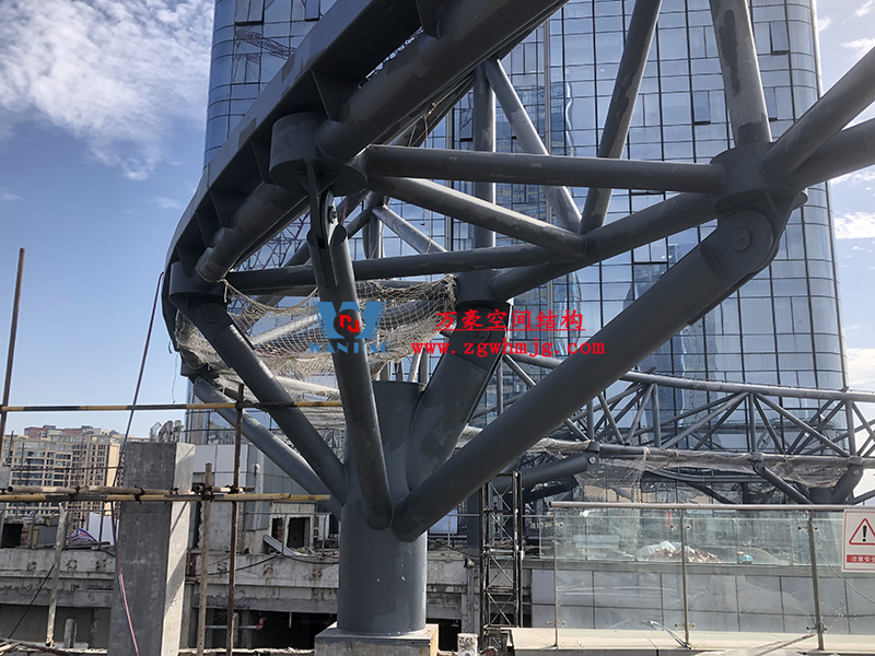 明宇廣場6號地塊商業(yè)（萬達廣場）改造項目鋼膜結(jié)構(gòu)ETFE蓋頂天幕工程進入鋼結(jié)構(gòu)吊裝階段