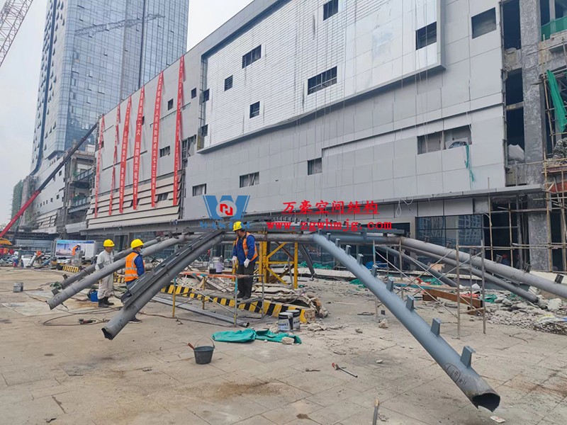 明宇廣場6號地塊商業(yè)（萬達廣場）改造項目鋼膜結(jié)構(gòu)ETFE蓋頂天幕工程進入鋼結(jié)構(gòu)吊裝階段