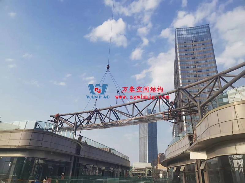 明宇廣場6號地塊商業(yè)（萬達廣場）改造項目鋼膜結(jié)構(gòu)ETFE蓋頂天幕工程進入鋼結(jié)構(gòu)吊裝階段