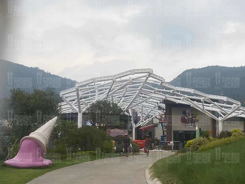 樂清鐵定溜溜樂園商業(yè)街蜂窩狀ETFE膜結構工程鋼結構已全部完成